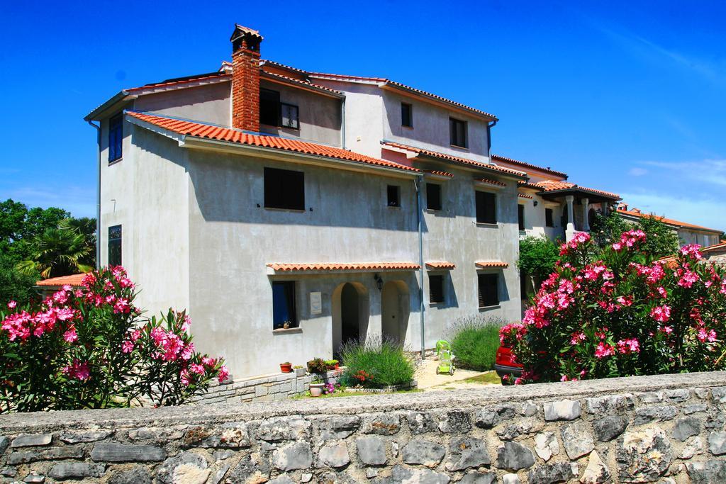 Korsa Apartment Sveti Lovreč Pazenatički Exterior foto
